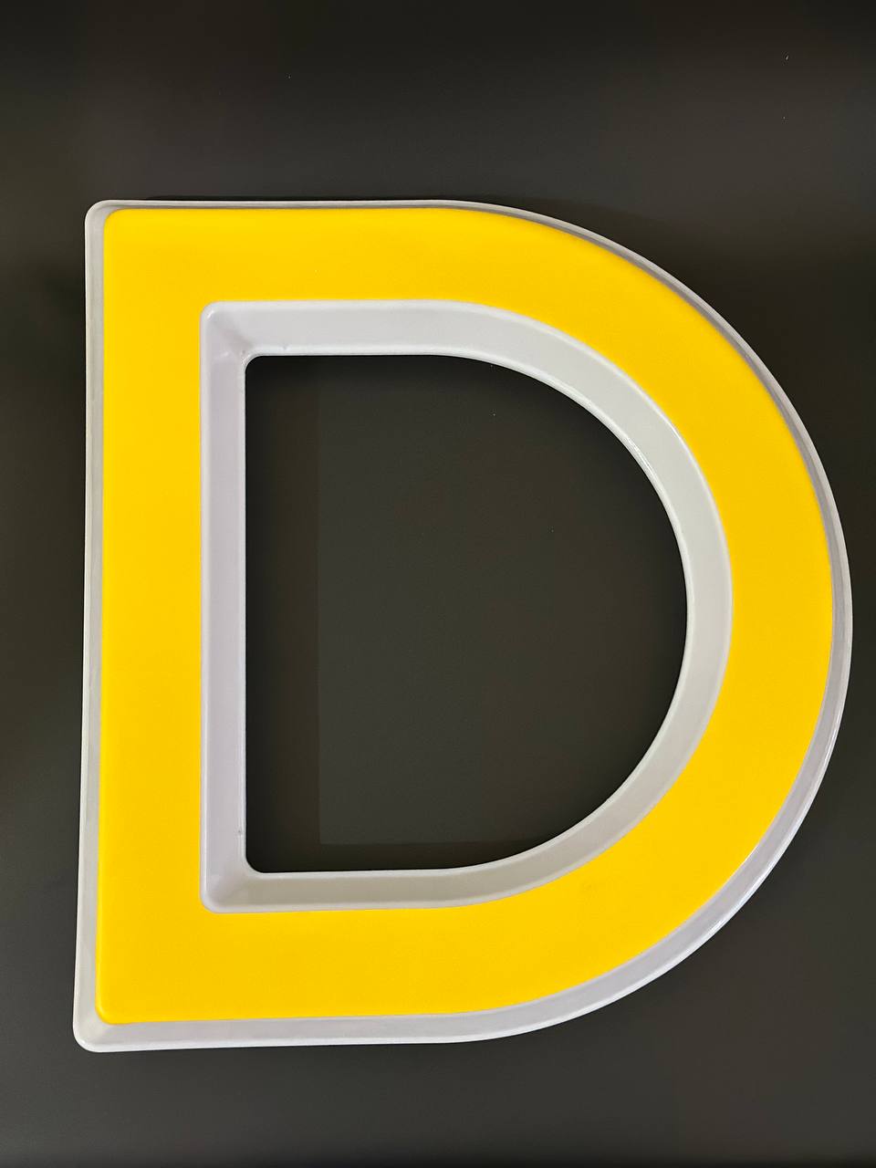 Световая буква D