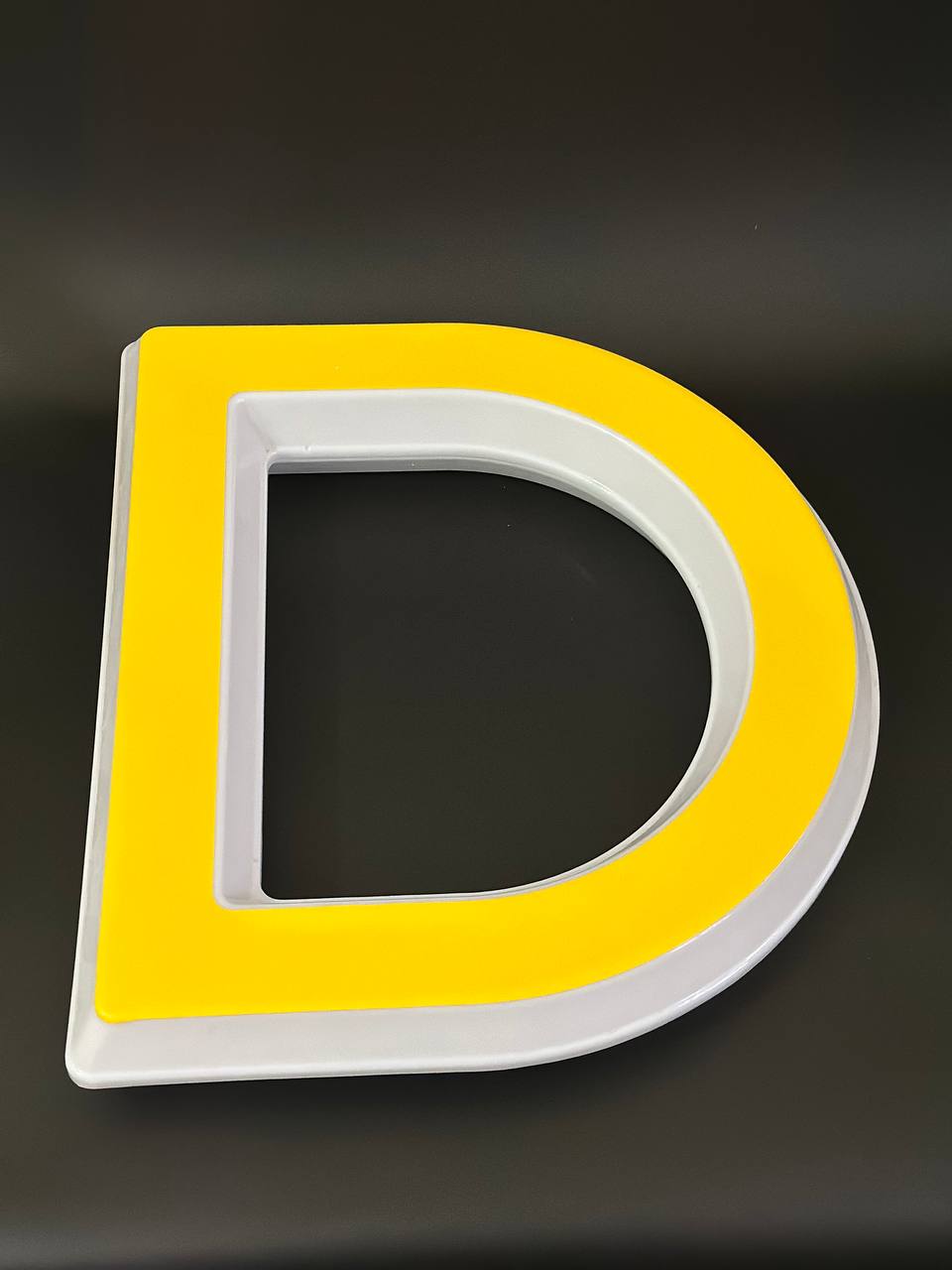 Световая буква D