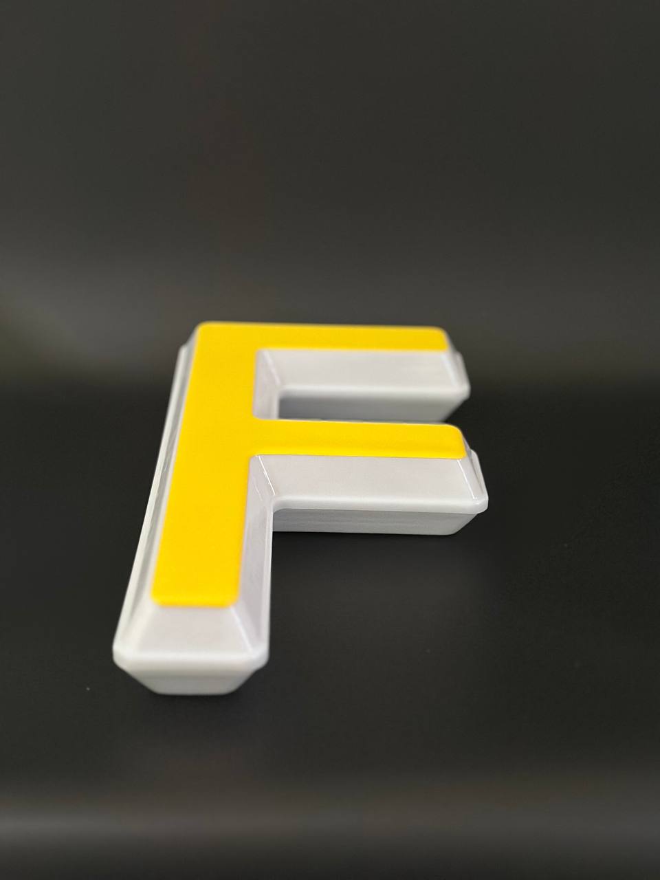 Световая буква F