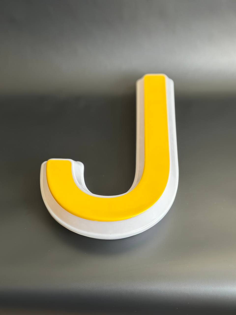 Световая буква J