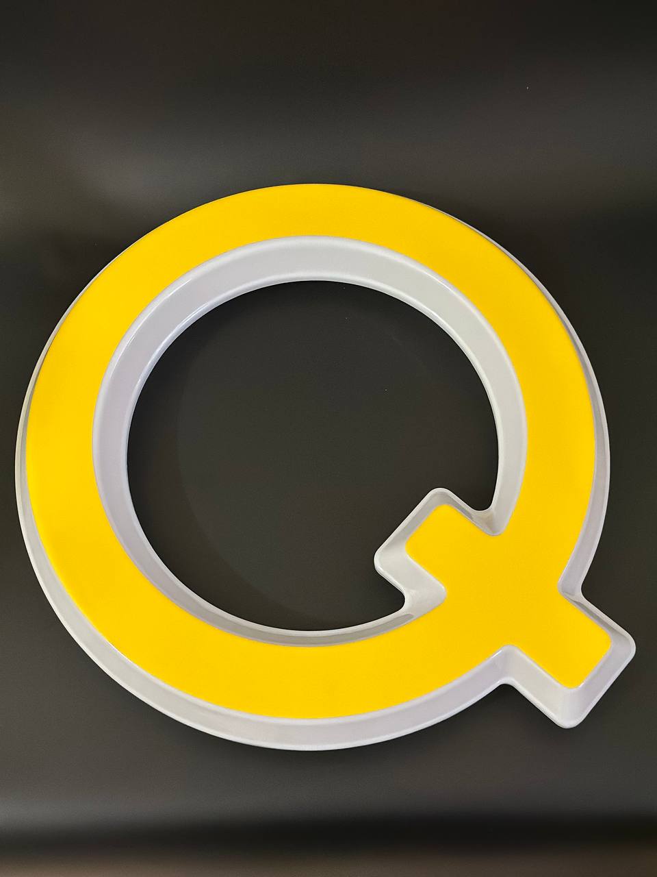 Световая буква Q
