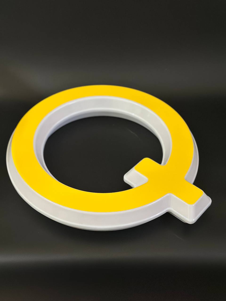 Световая буква Q