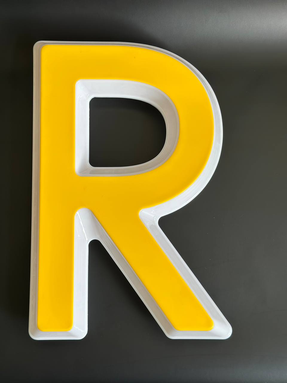 Световая буква R
