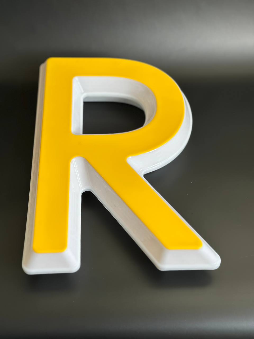 Световая буква R
