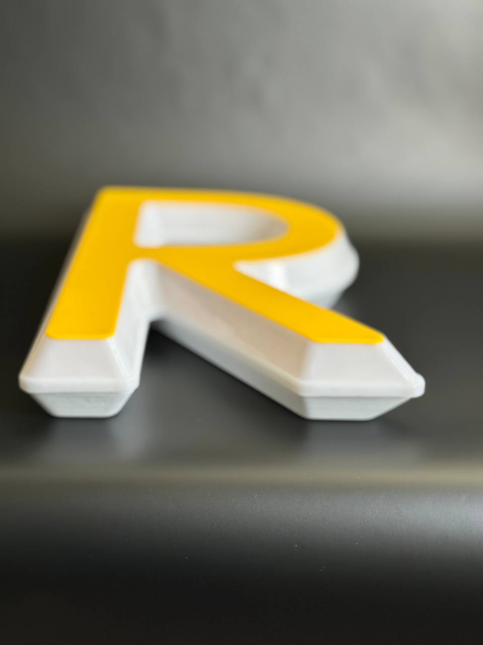 Световая буква R