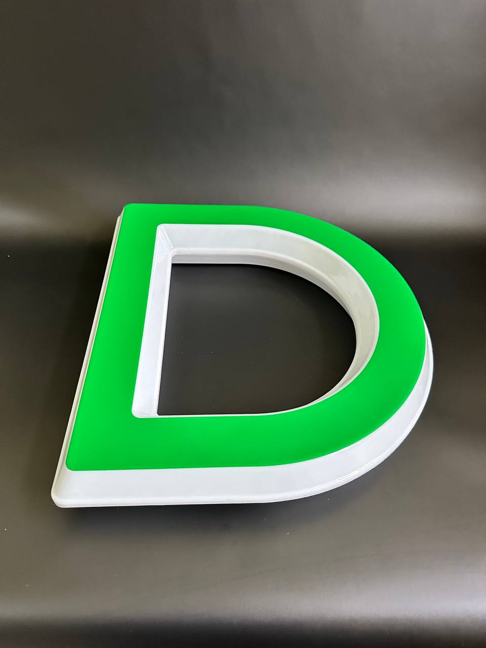 Световая буква D