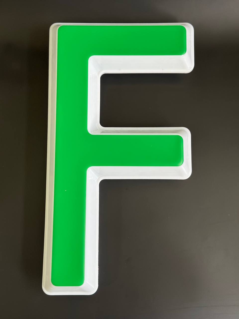 Световая буква F