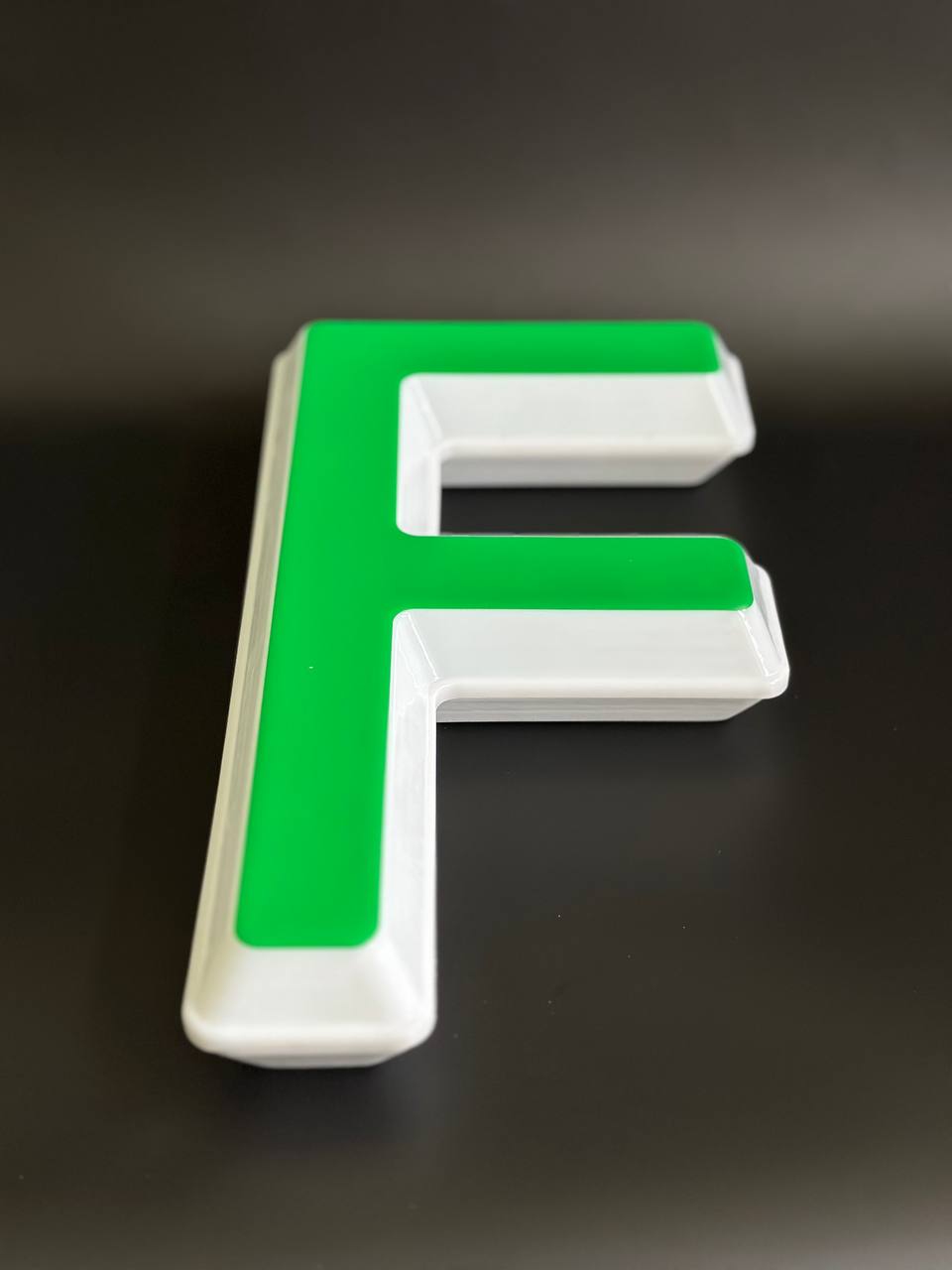 Световая буква F
