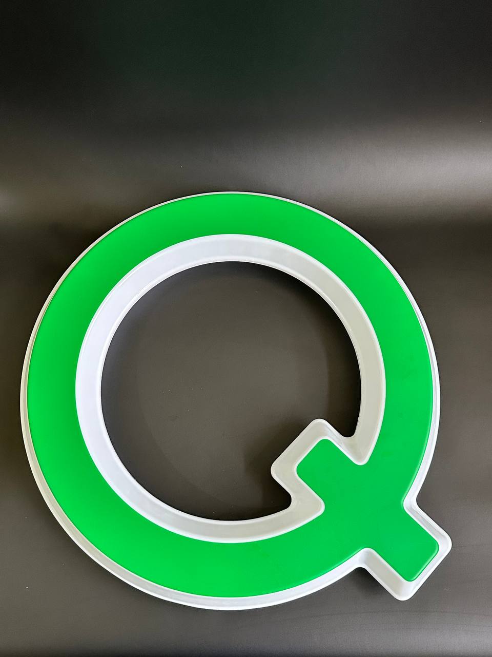 Световая буква Q