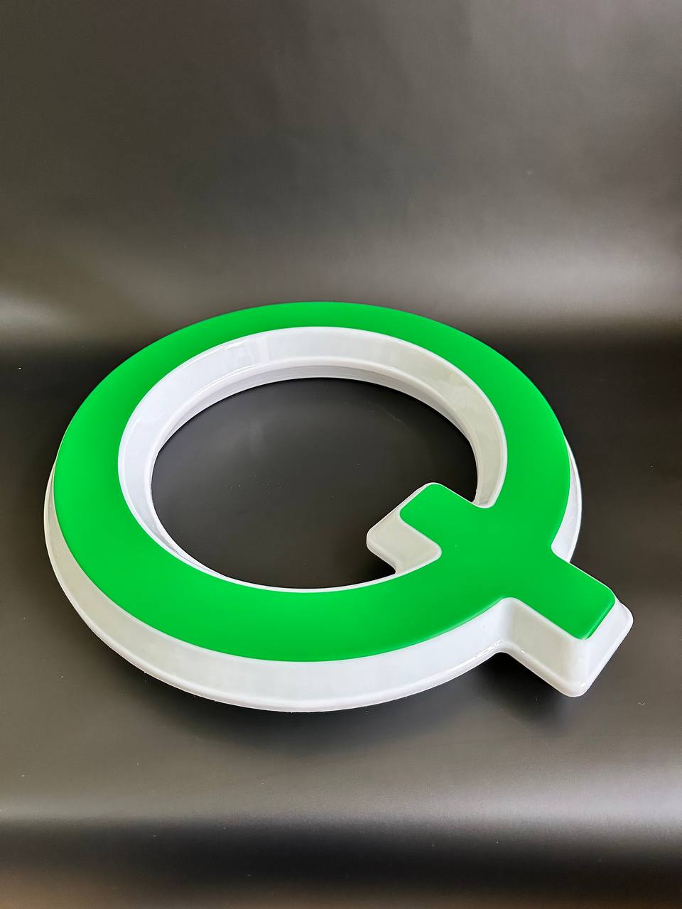Световая буква Q