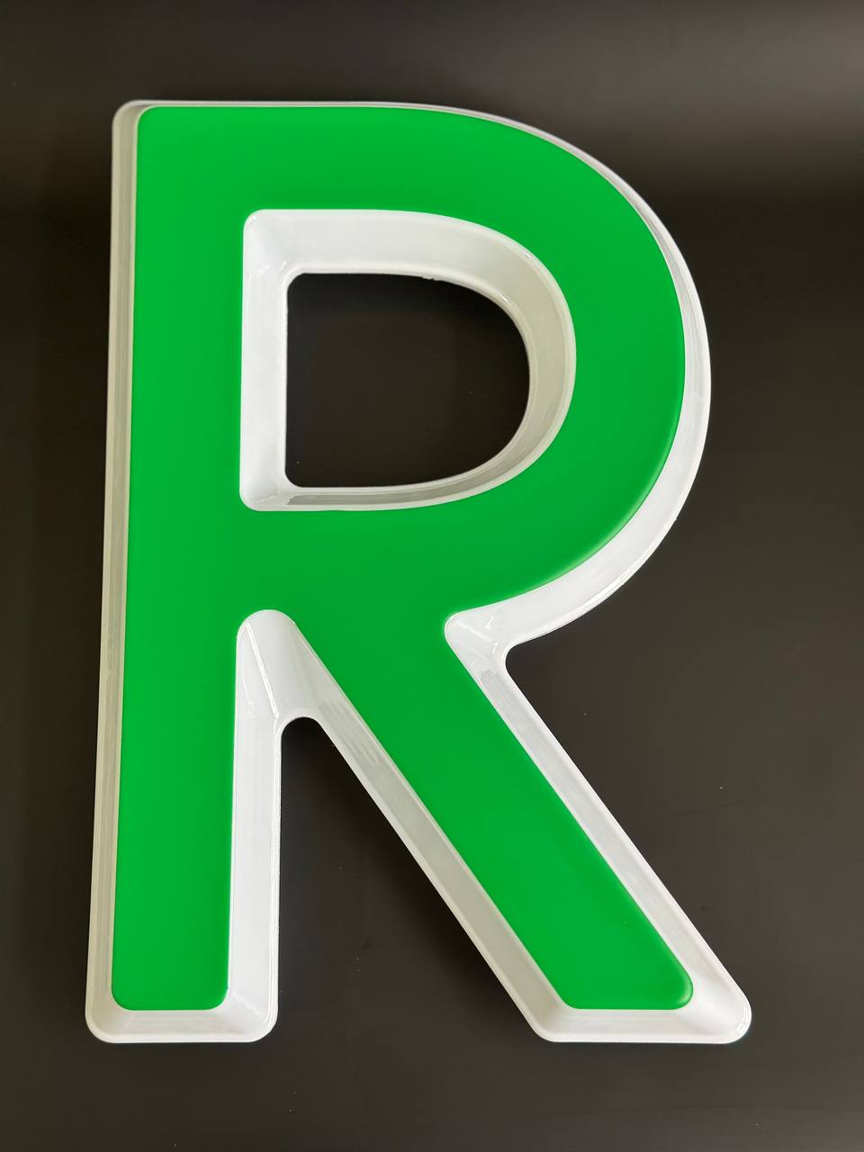 Световая буква R