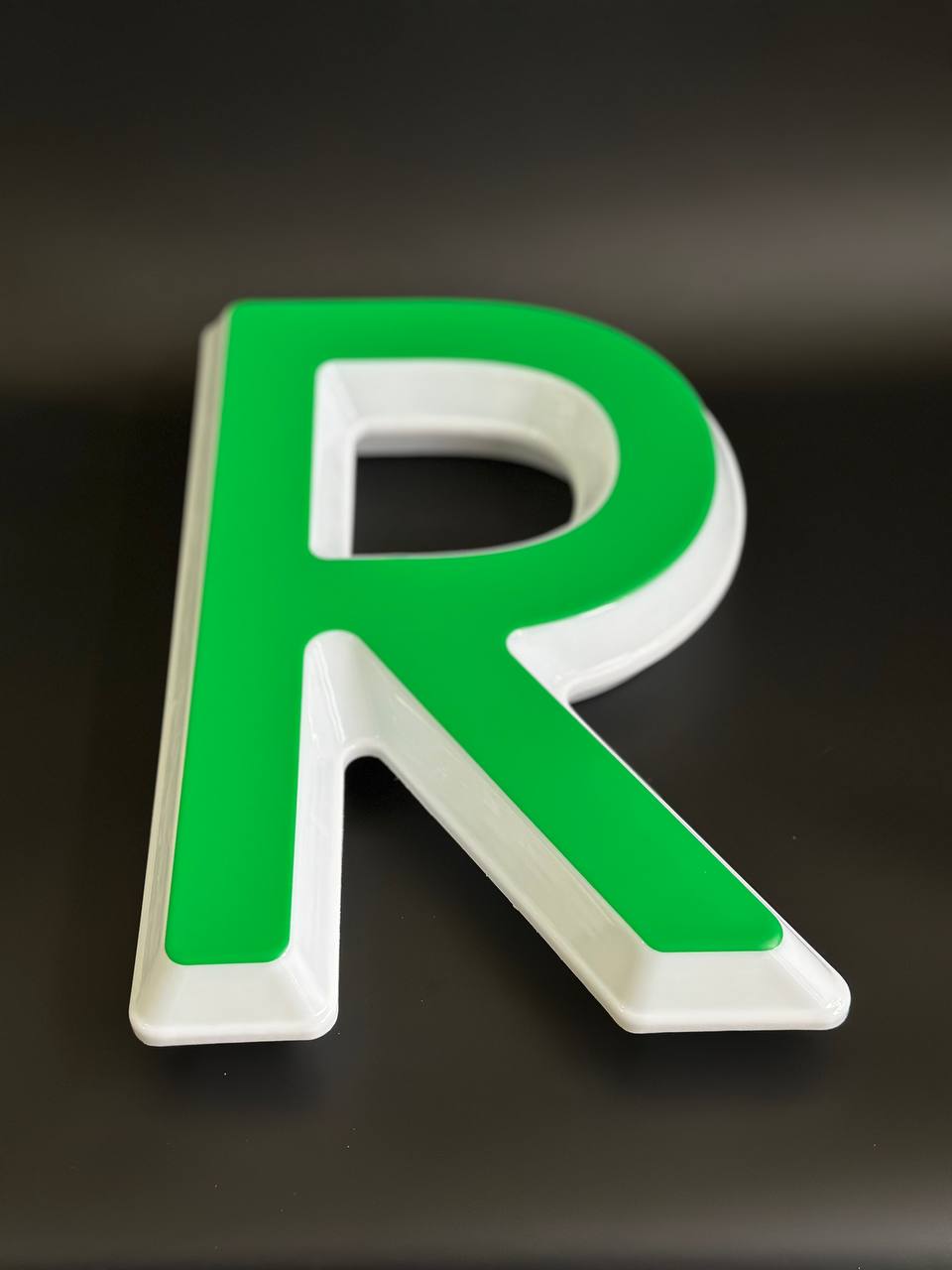 Световая буква R