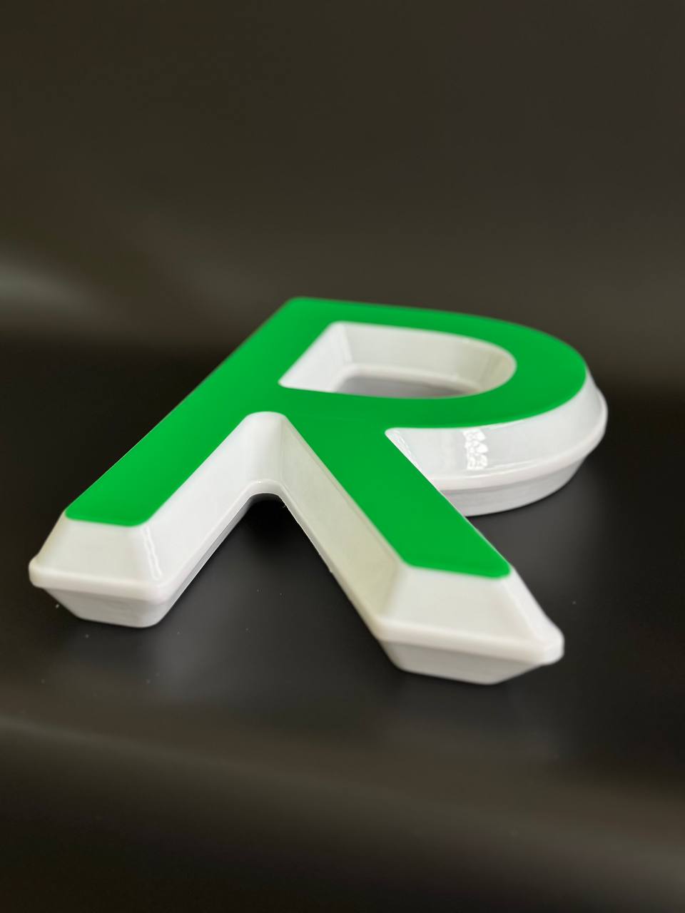 Световая буква R