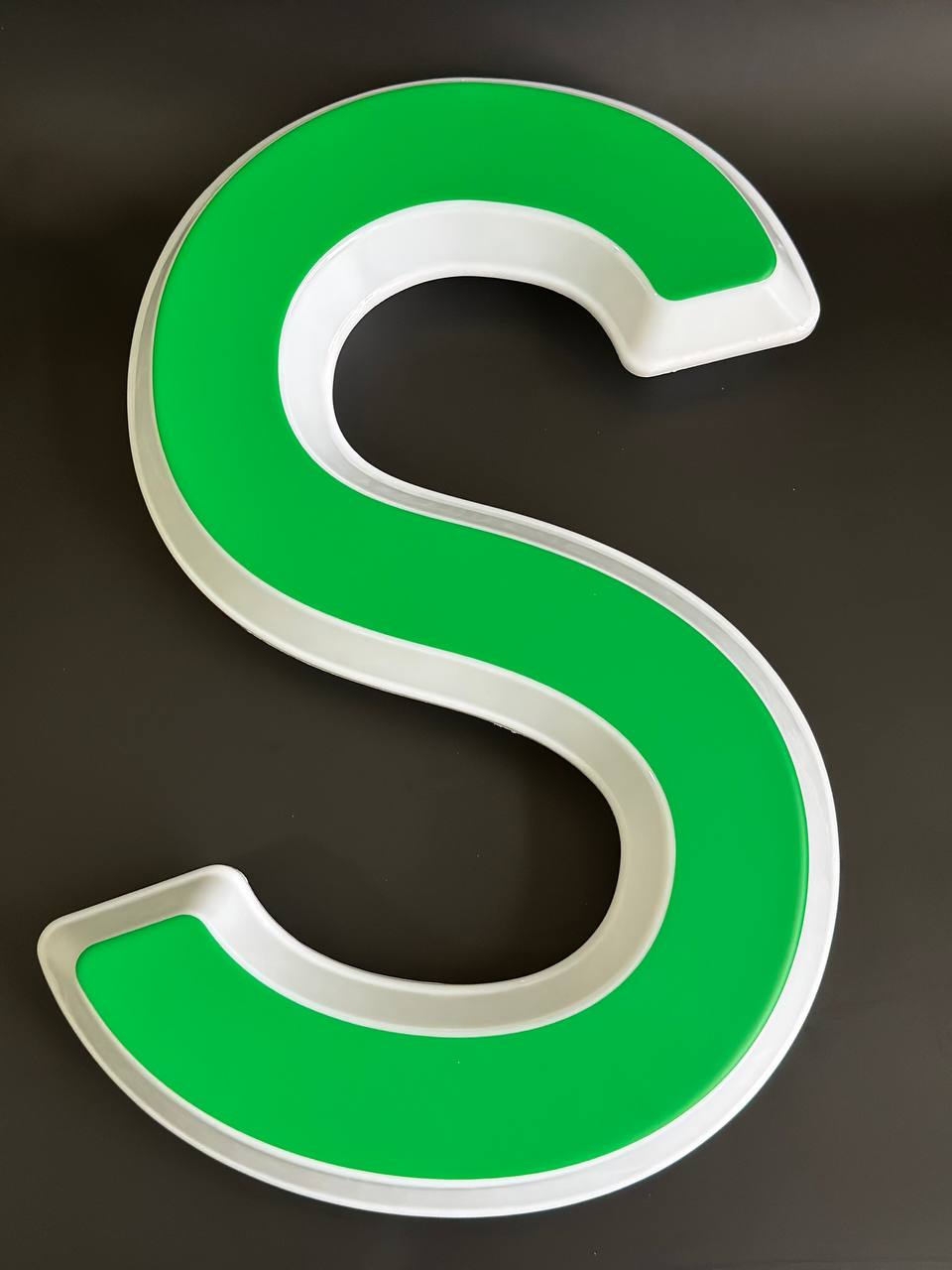 Световая буква S