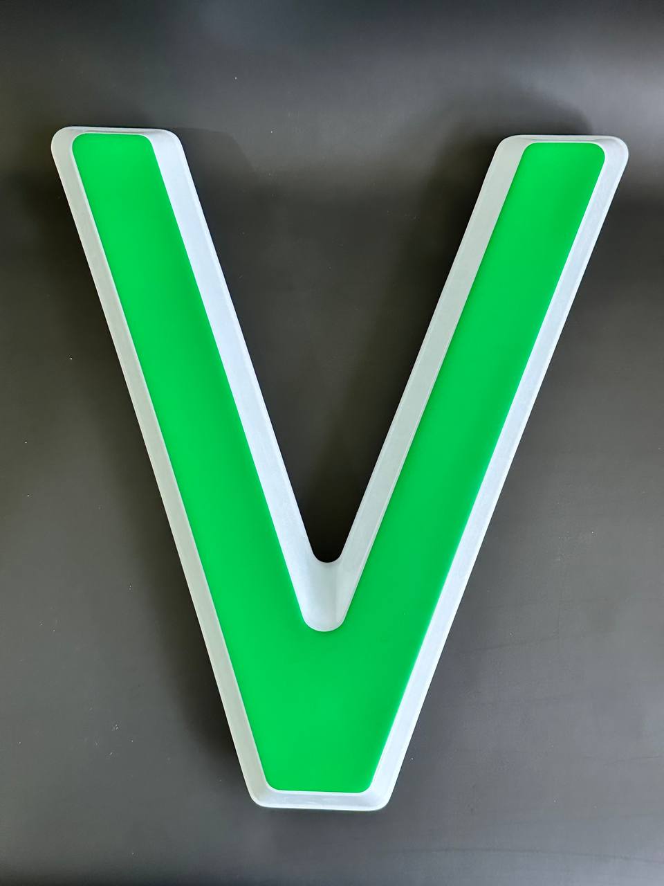 Световая буква V