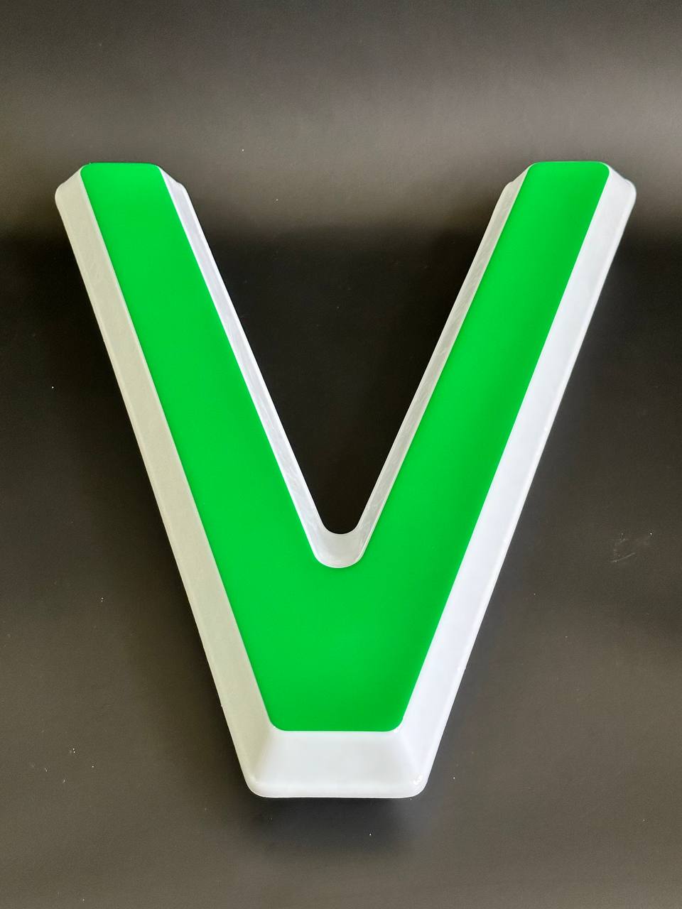 Световая буква V