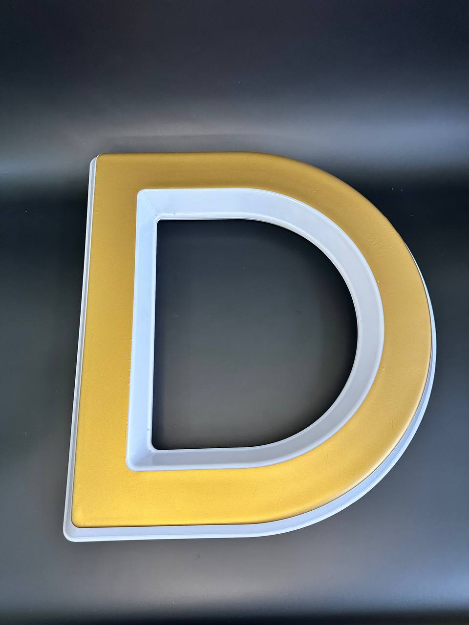 Световая буква D