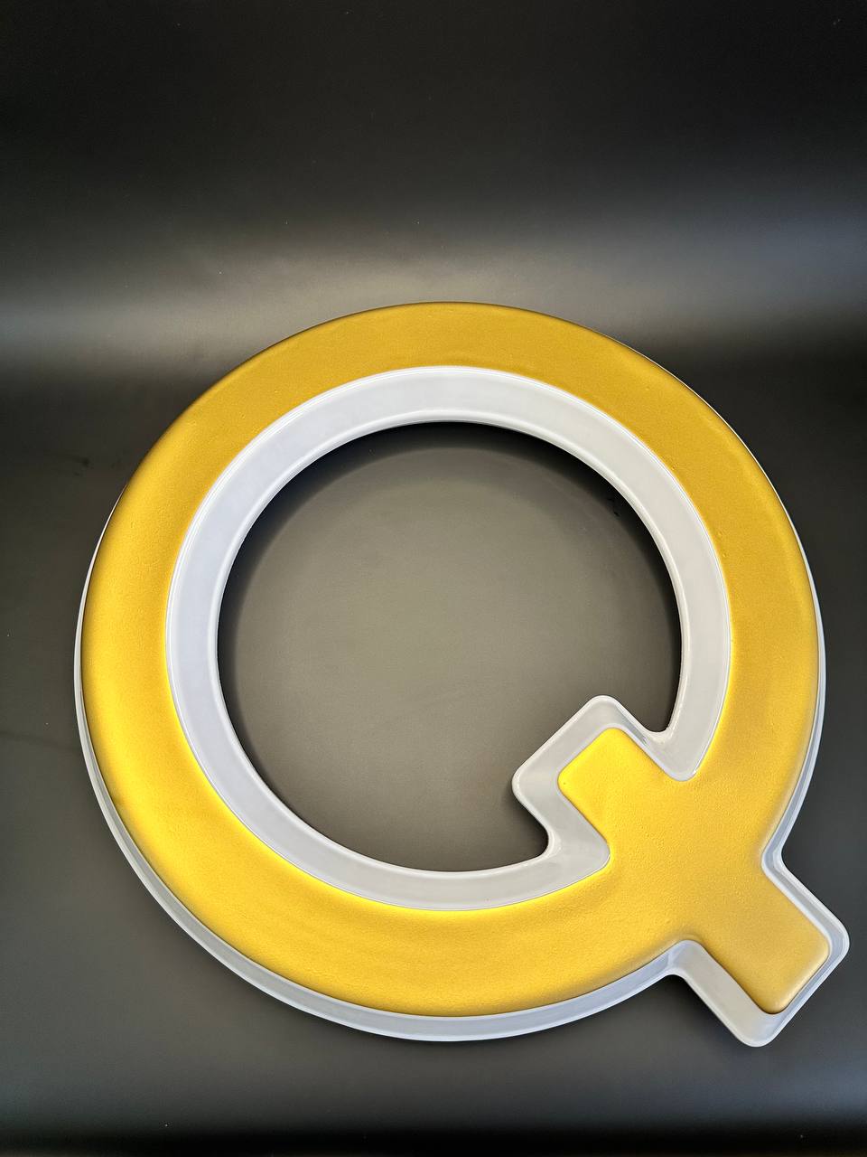 Световая буква Q