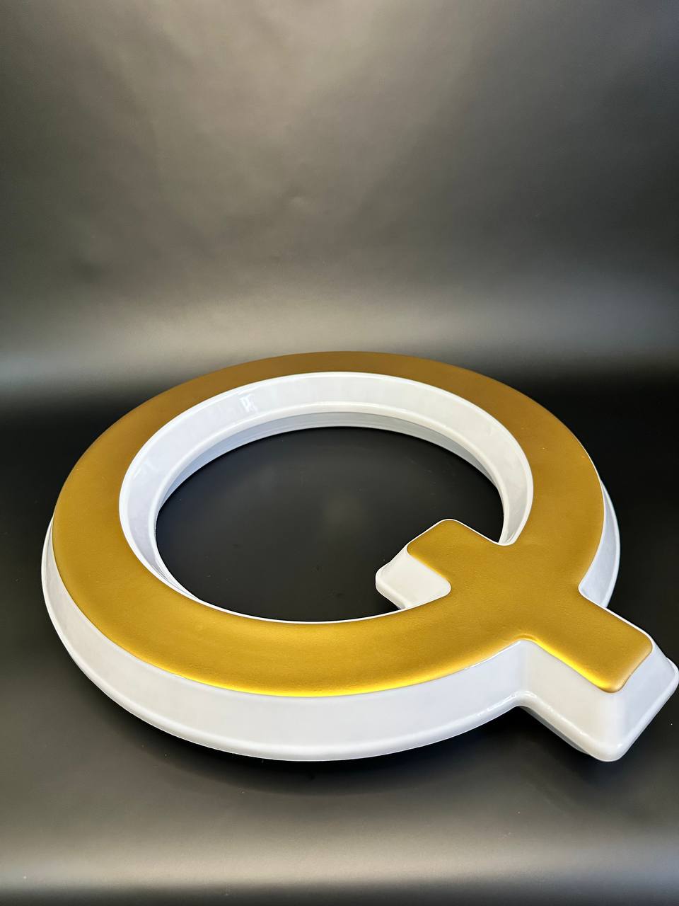 Световая буква Q