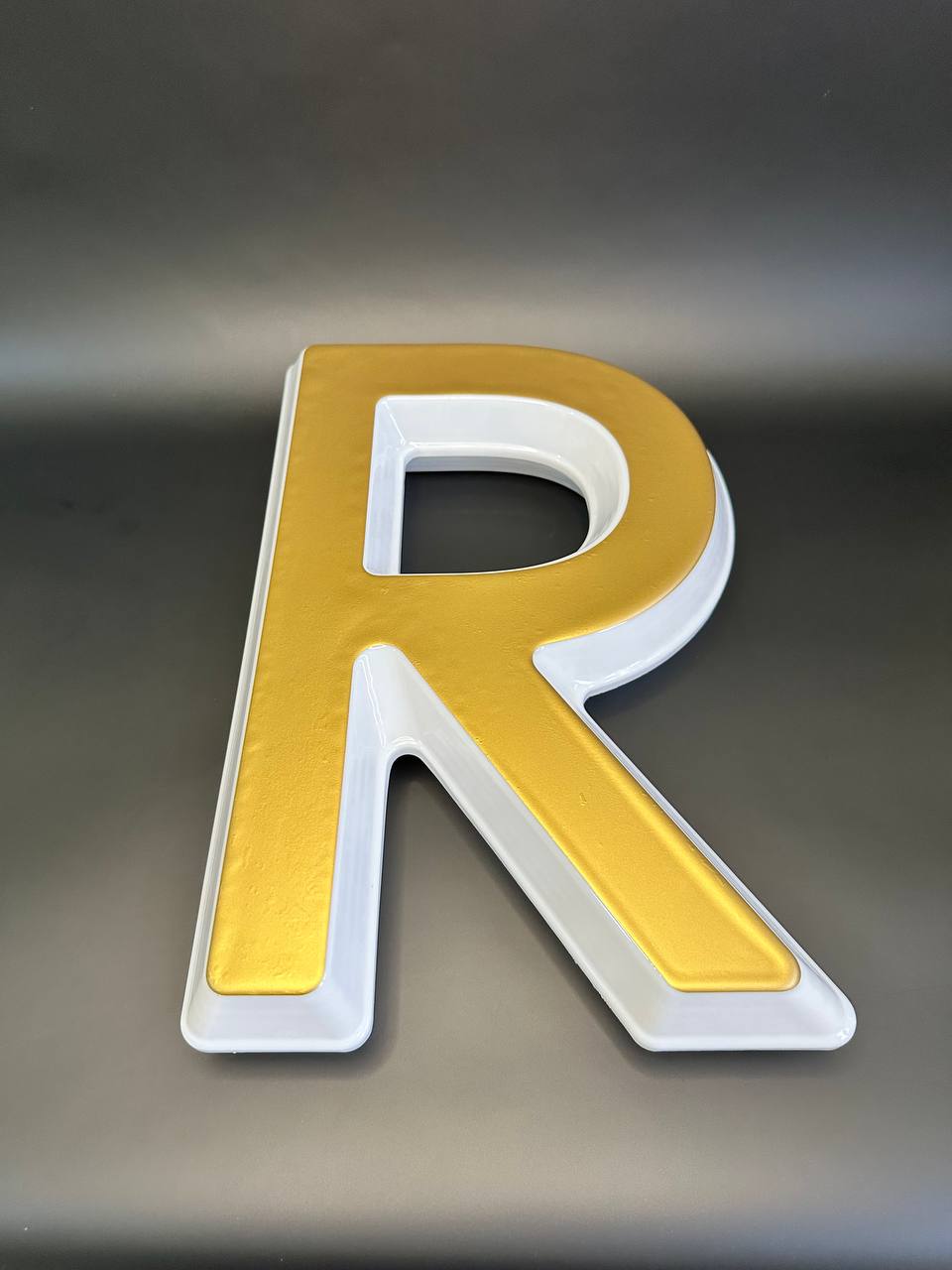 Световая буква R