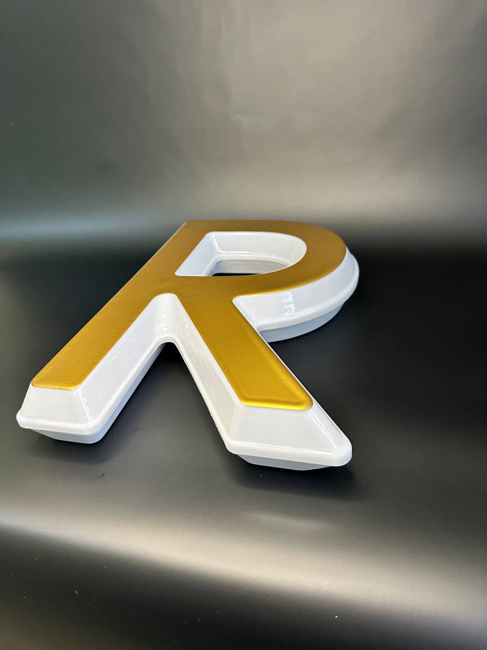 Световая буква R