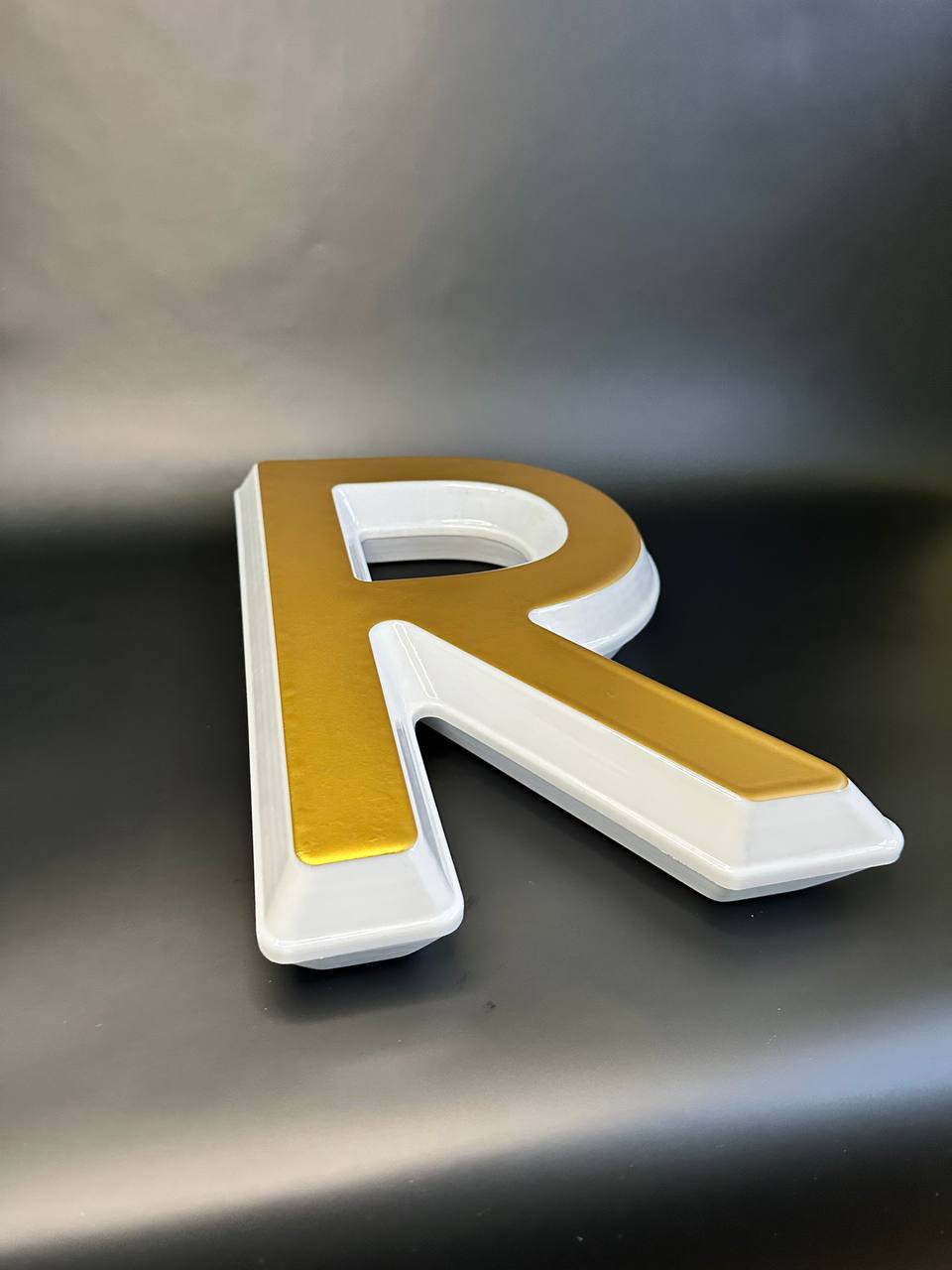 Световая буква R