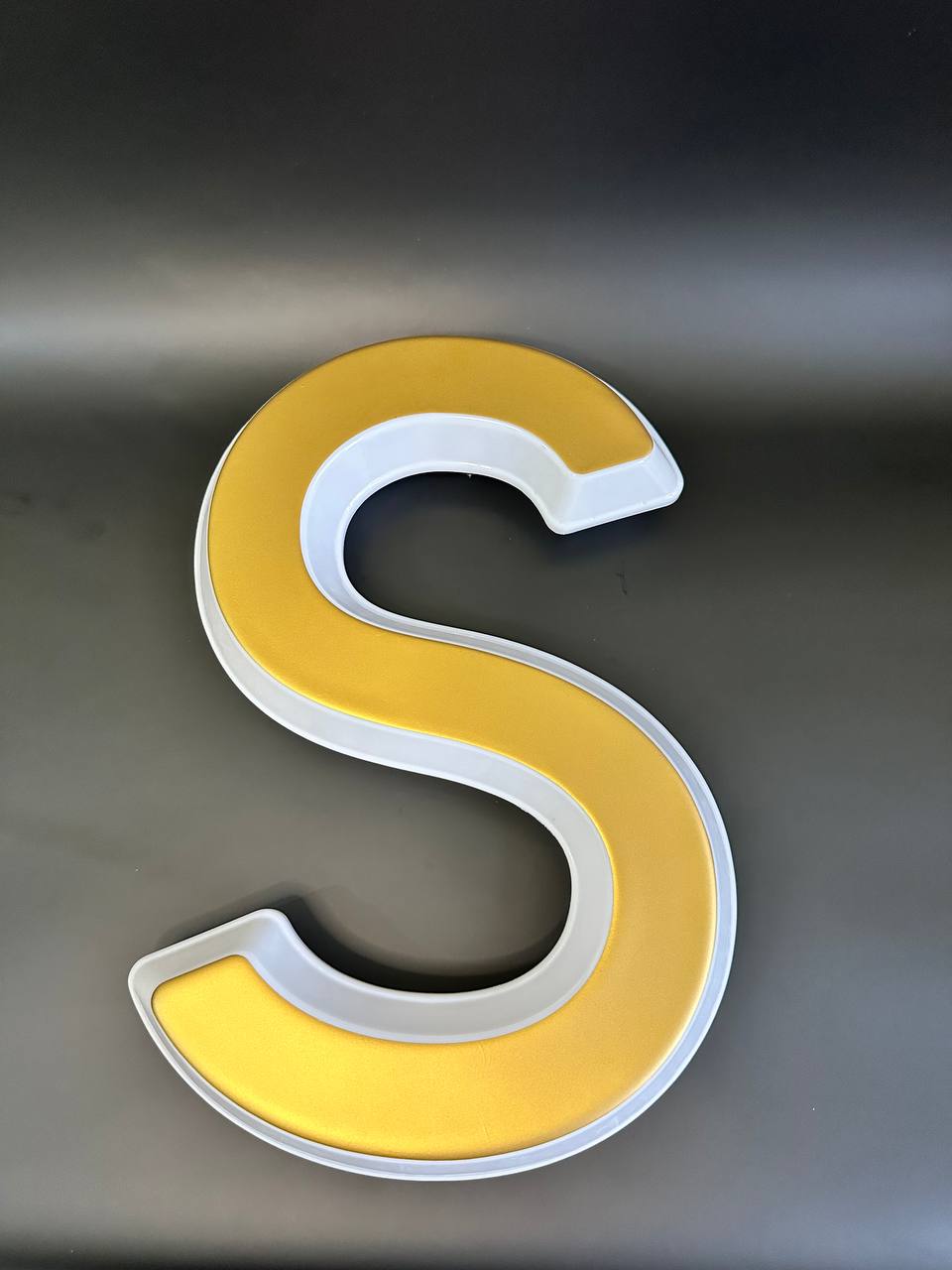 Световая буква S