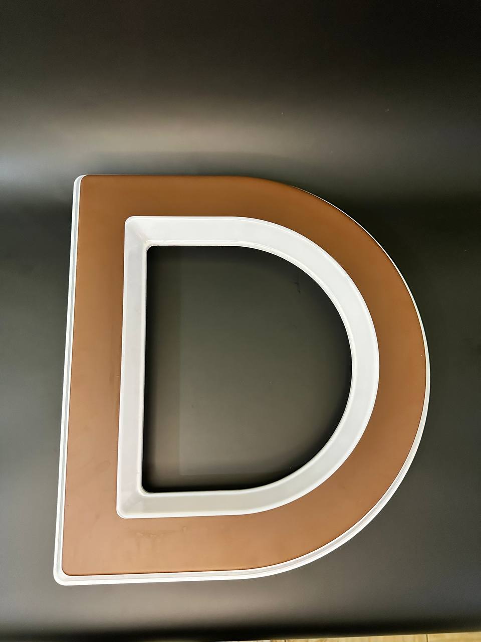 Световая буква D
