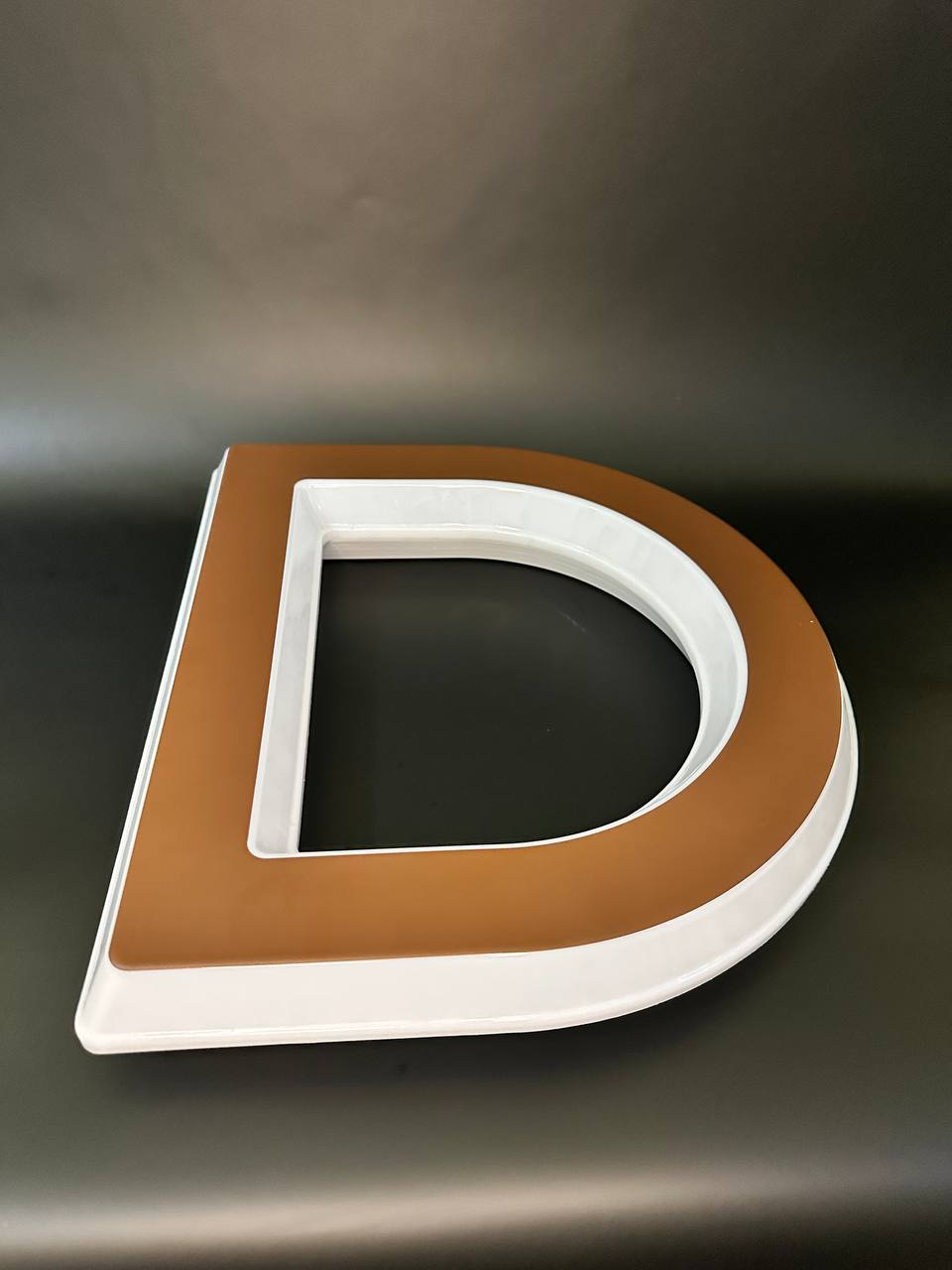 Световая буква D