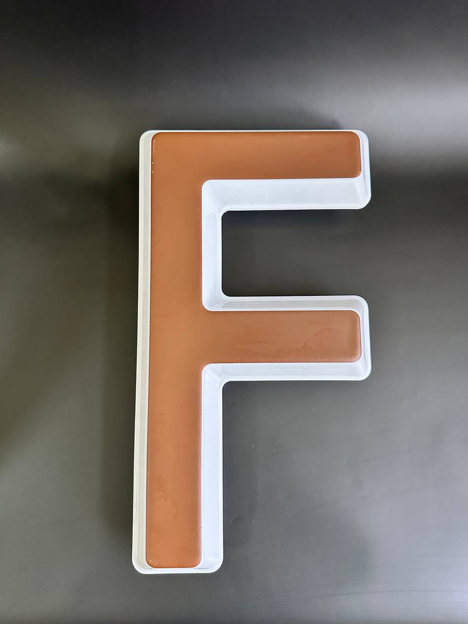 Световая буква F