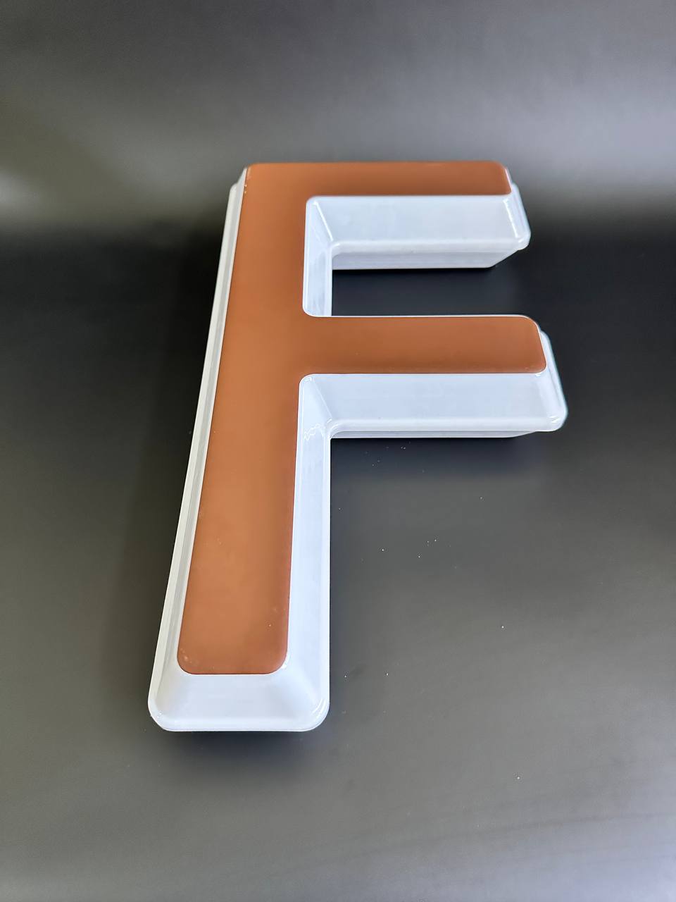 Световая буква F