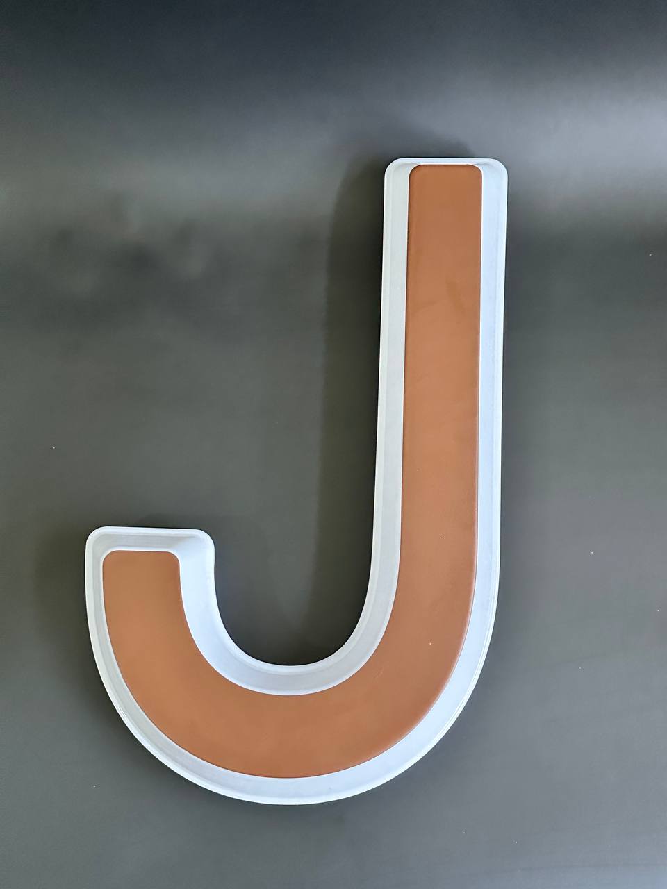 Световая буква J