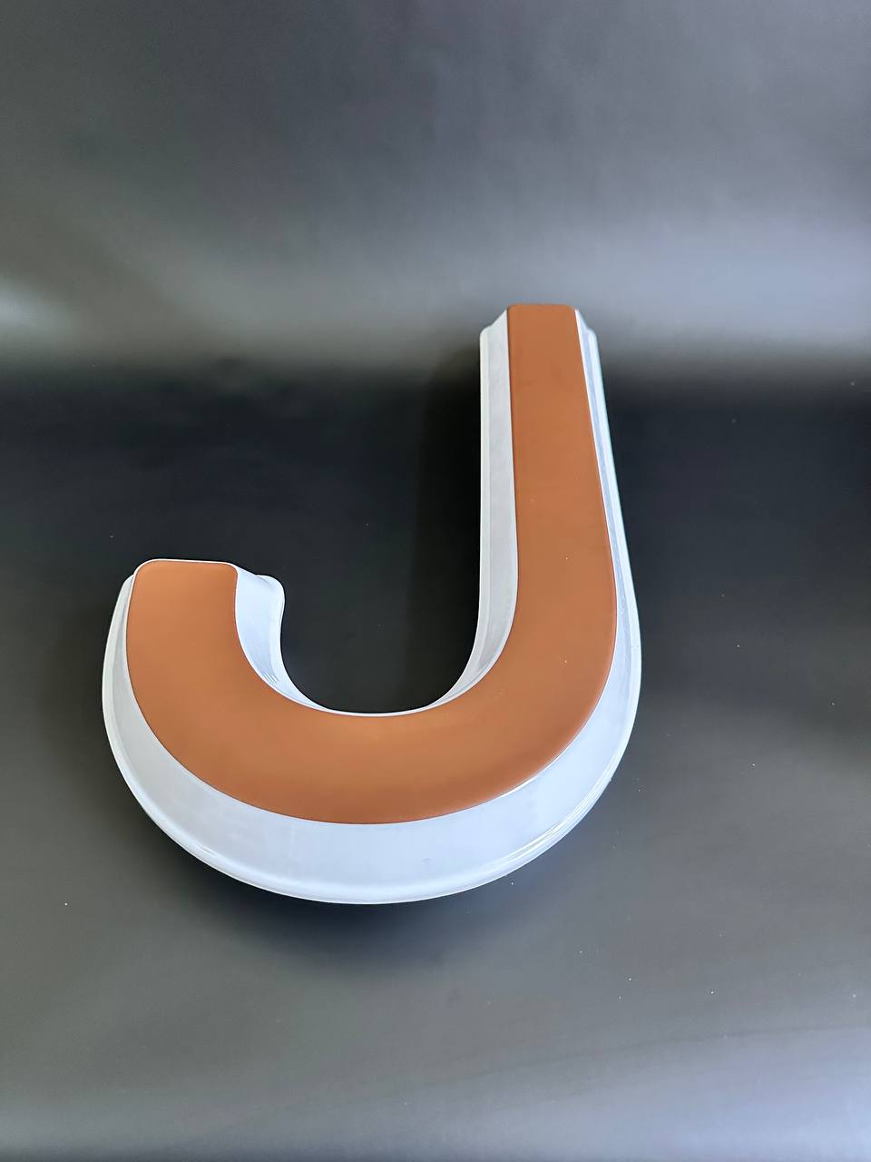 Световая буква J