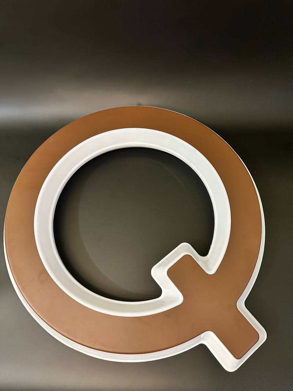 Световая буква Q