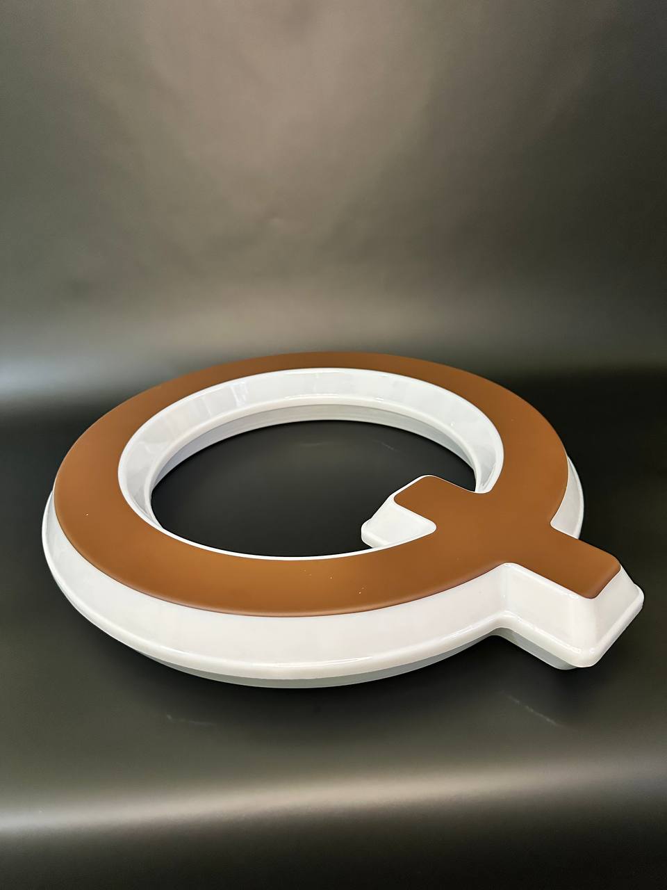Световая буква Q