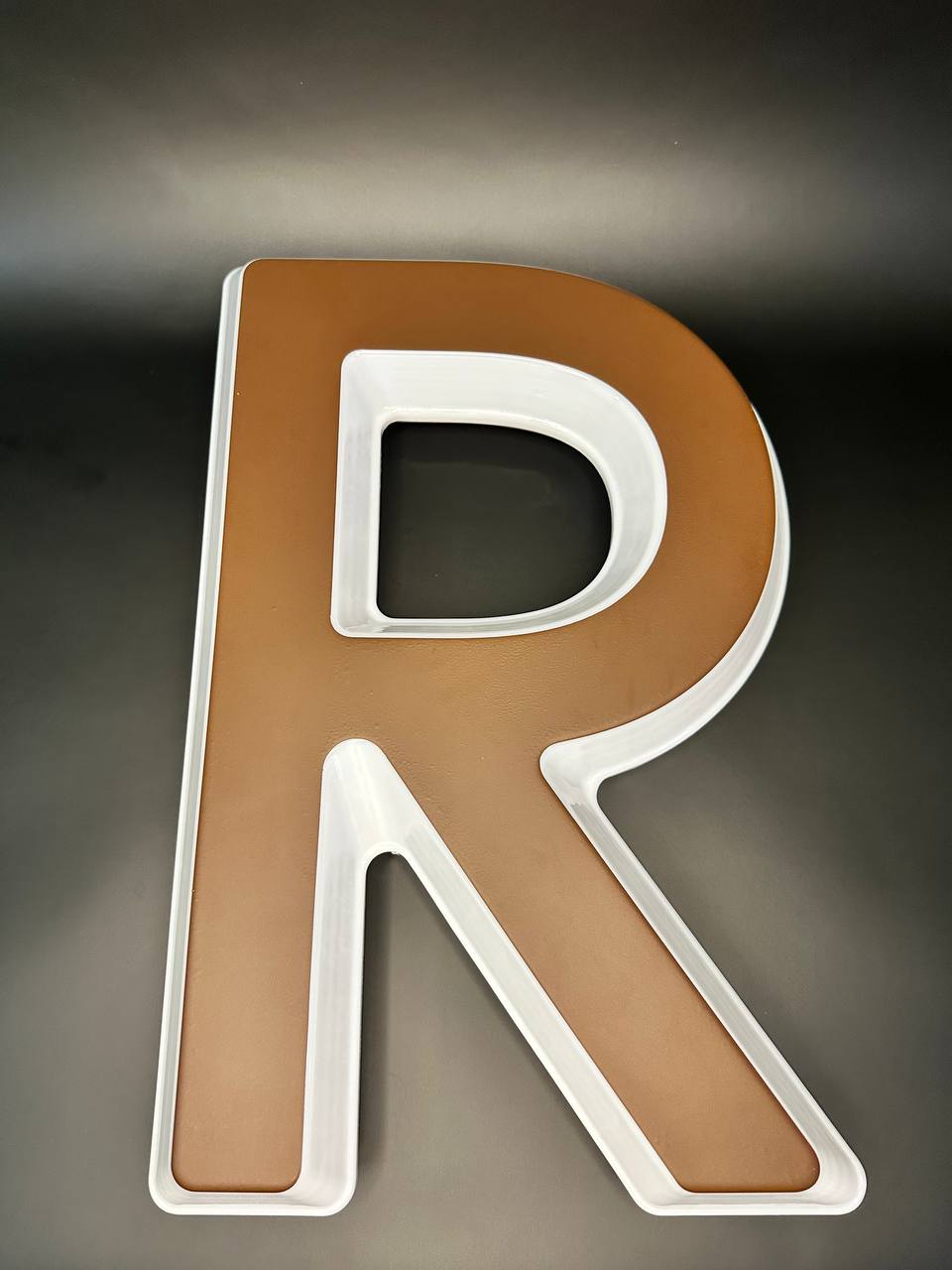 Световая буква R