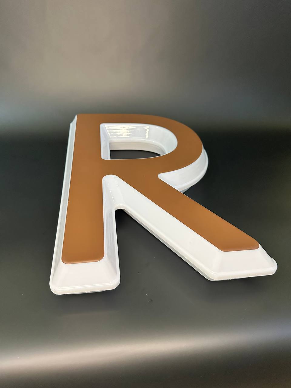 Световая буква R