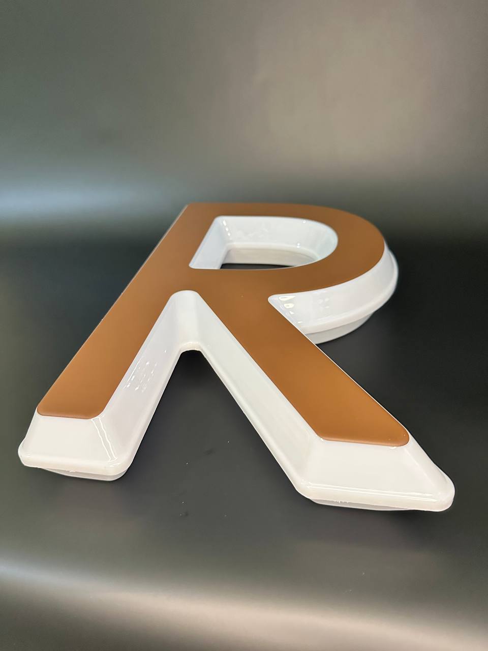 Световая буква R