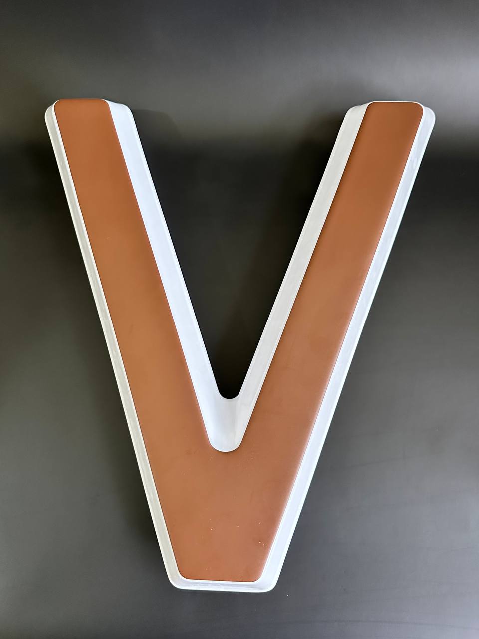 Световая буква V