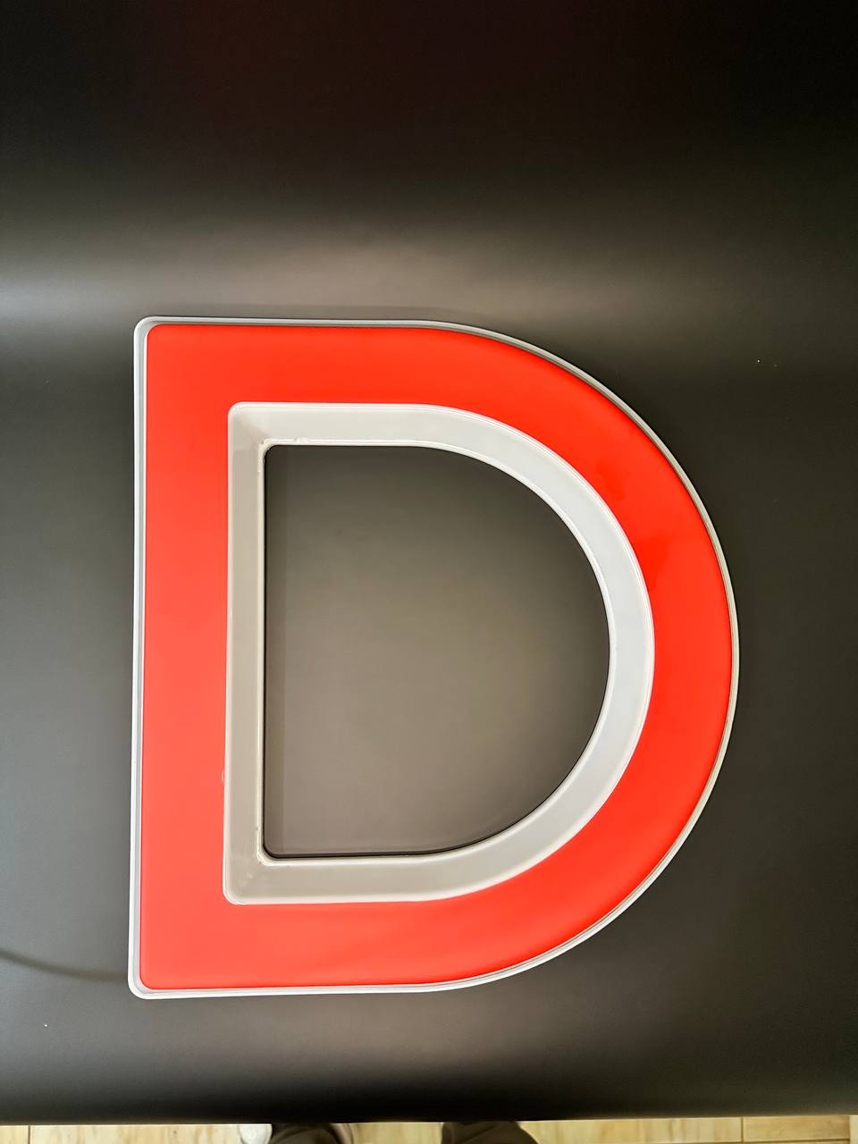 Световая буква D