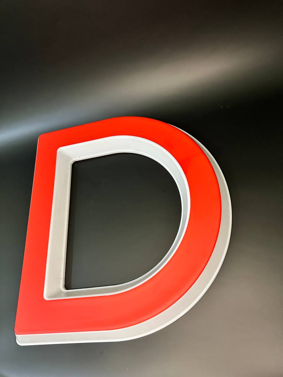 Световая буква D