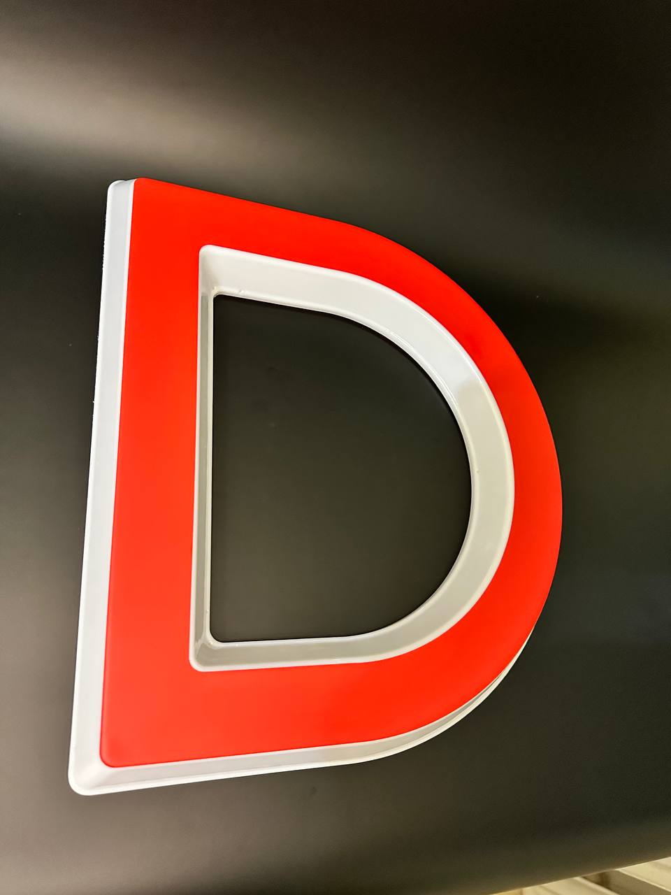 Световая буква D