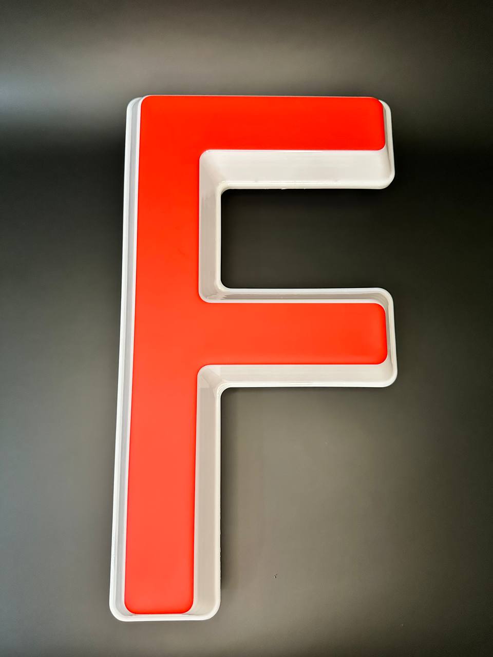 Световая буква F