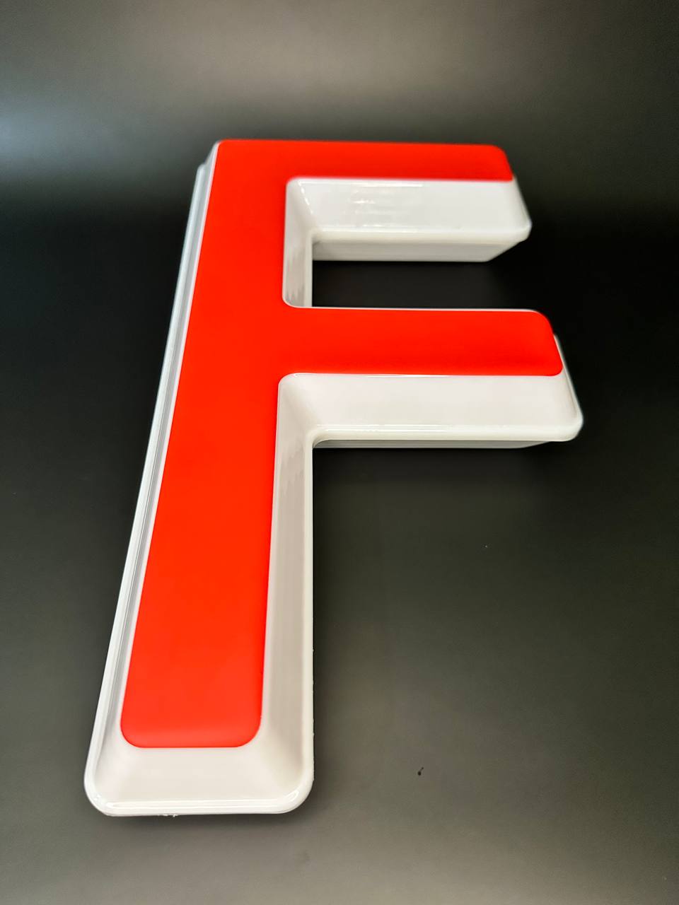 Световая буква F