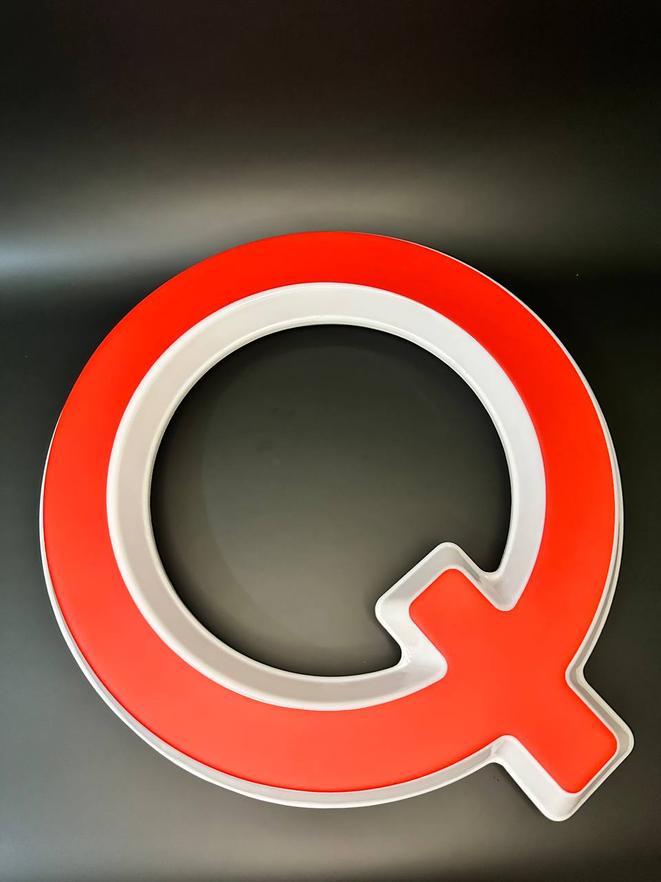Световая буква Q