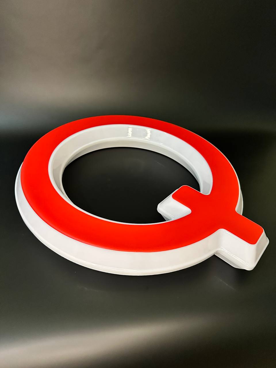 Световая буква Q