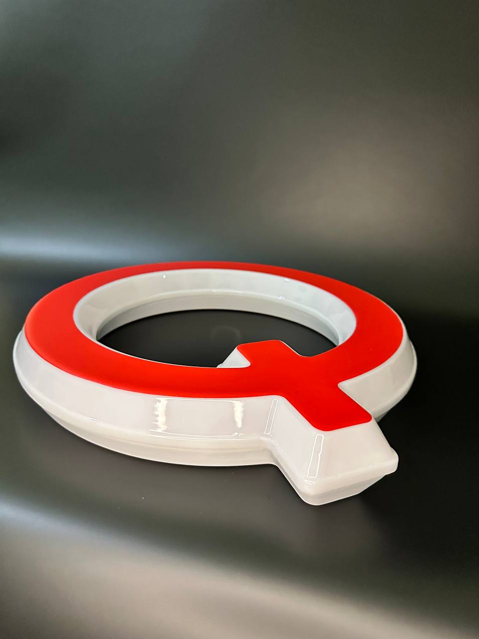 Световая буква Q