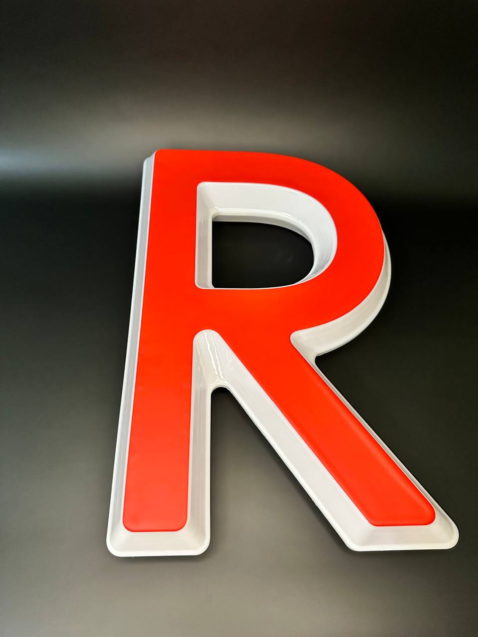 Световая буква R