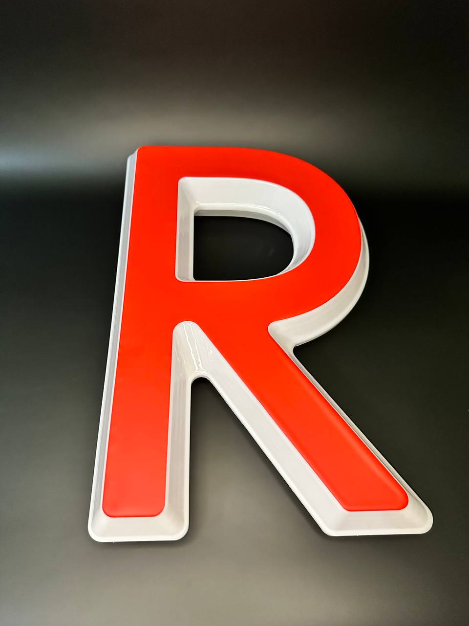 Световая буква R
