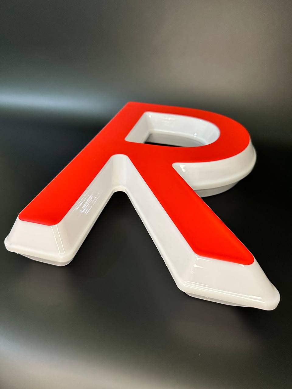 Световая буква R